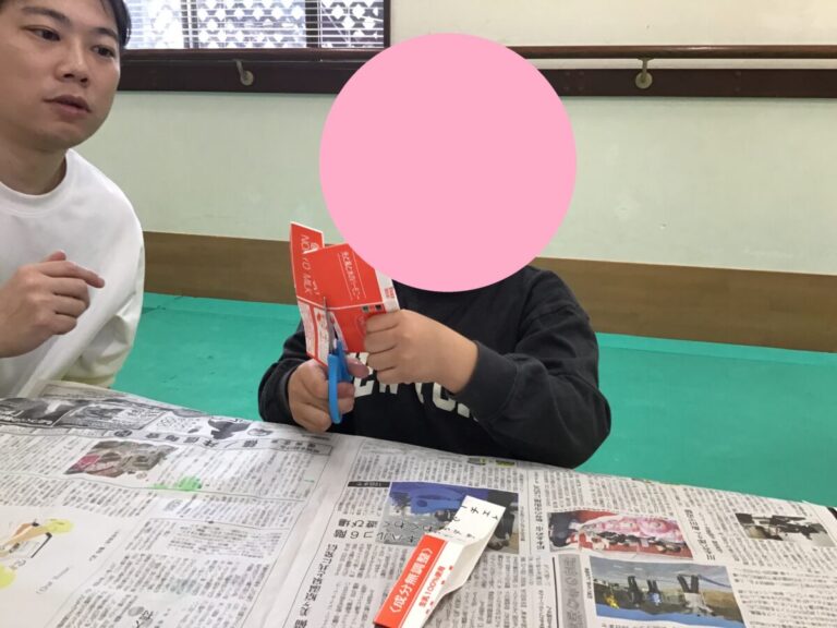 牛乳パックでこま作り！